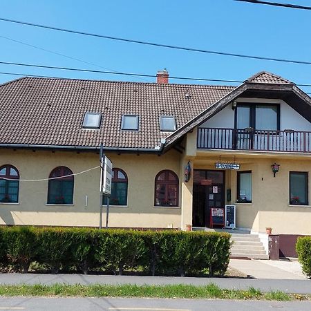 Teke Panzio Bed & Breakfast Körmend Exterior foto